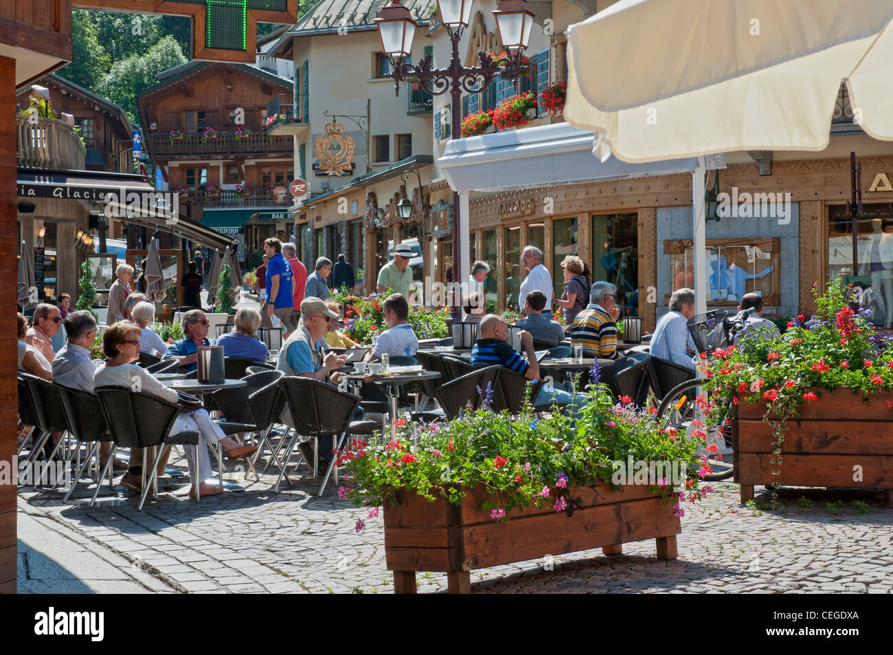 Street Cafe in Megève Dorf. Haute-Savoie in der Auvergne-Rh ône-Alpes Region im Südosten Frankreichs Stockfoto
