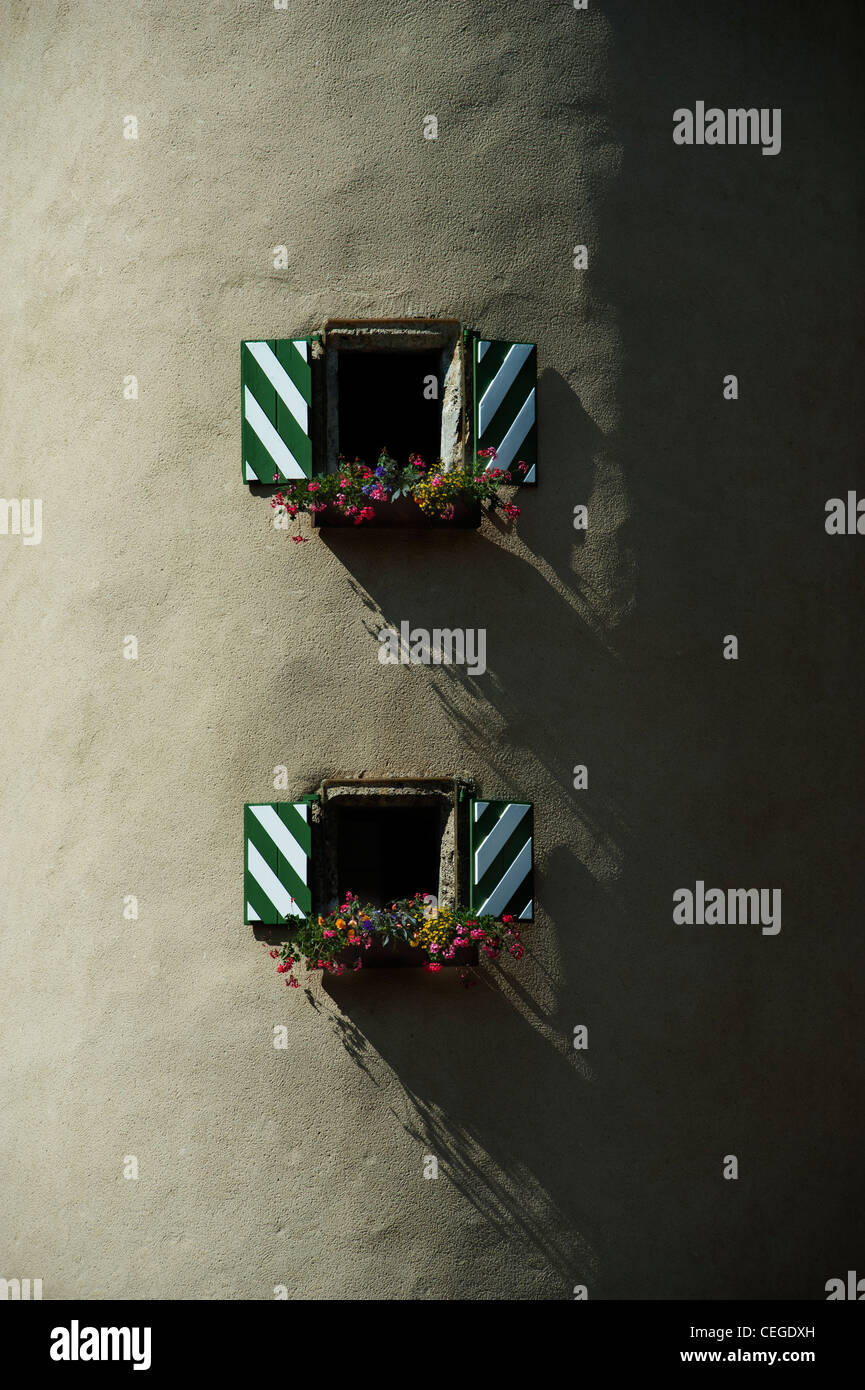 Fensterläden in Place de Eglise Hauptplatz in Megève. Frankreich, Europa Stockfoto