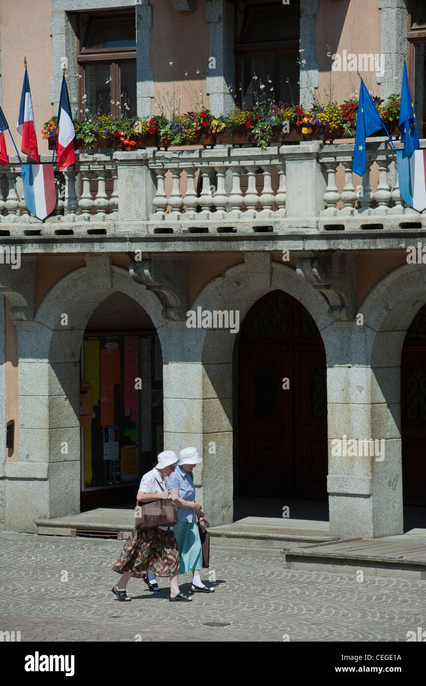 Zwei alte Damen in Megève Dorf. Haute-Savoie Departement Rhône-Alpes Region Süd-Ost-Frankreich. Stockfoto