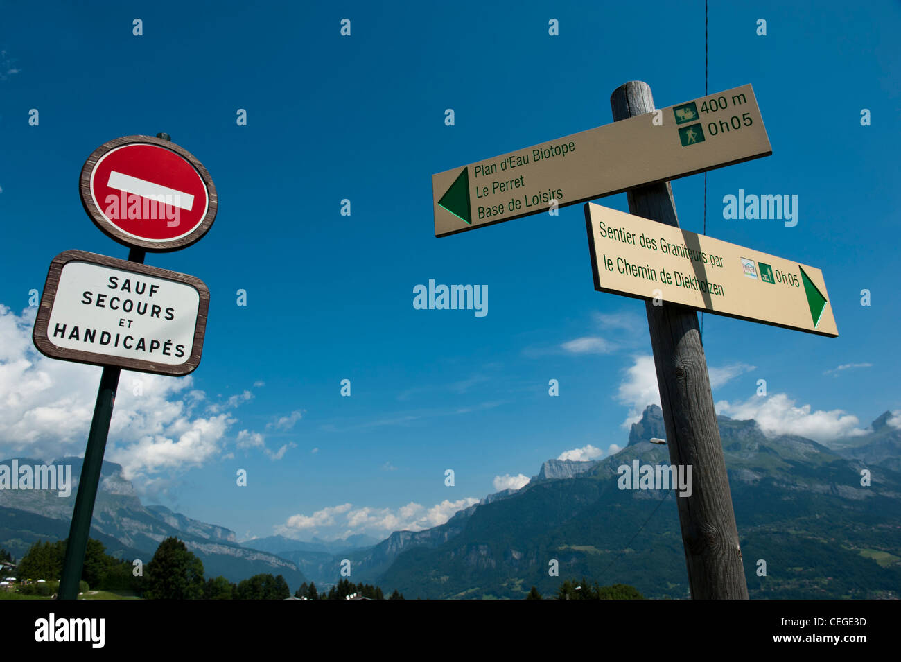 Touristischen Straße und Wandern Wegweisern in Rhône-Alpes Combloux. Frankreich Stockfoto