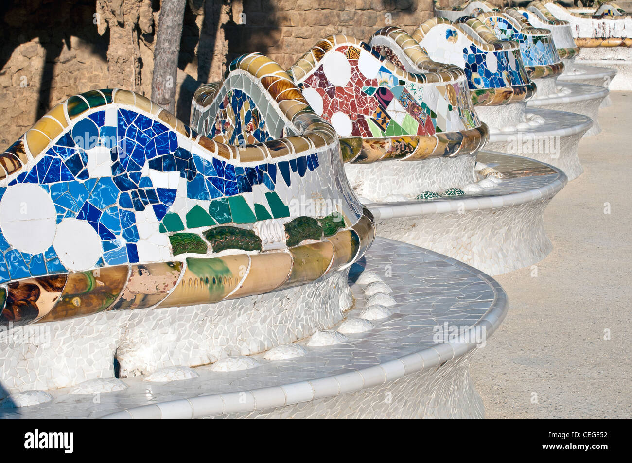 Buntes Mosaik Banke Am Parc Guell Barcelona Katalonien Spanien Stockfotografie Alamy Buntes Mosaik Banke Am Parc Guell Barcelona Katalonien Spanien Stockfotografie Alamy