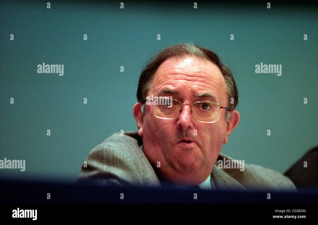 Lehrer Union Nuss-Generalsekretär Doug McAvoy auf der Plattform auf einer Nuss-Konferenz in Brighton im Jahr 1999 Stockfoto