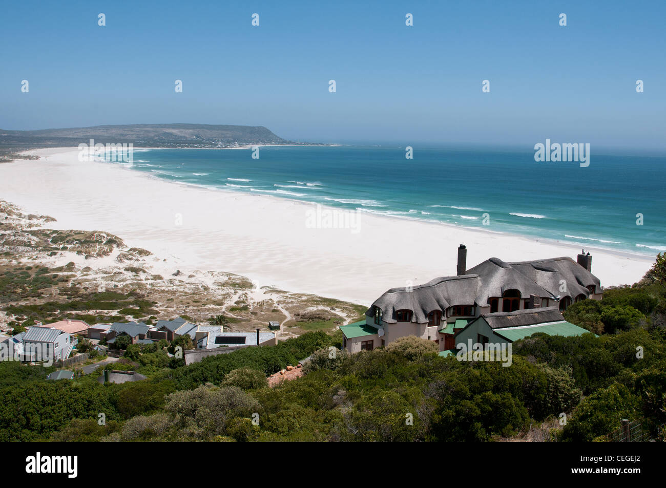 Reetgedeckten Haus mit Blick auf den Strand in Kommetjie Western Cape Südafrika Stockfoto
