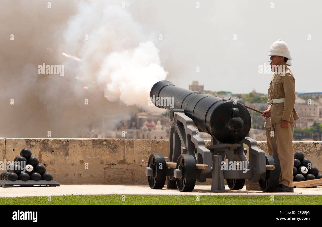 Boom der Valletta Mittag Tag Kanone kündigt die Stunde Zeit Stockfoto