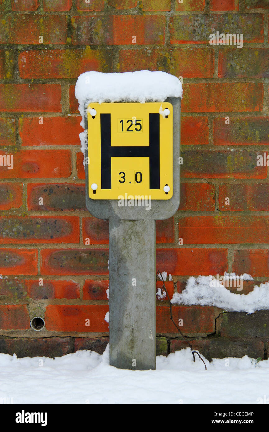 Hydranten-Schild an der Straße mit Schnee bedeckt Stockfoto