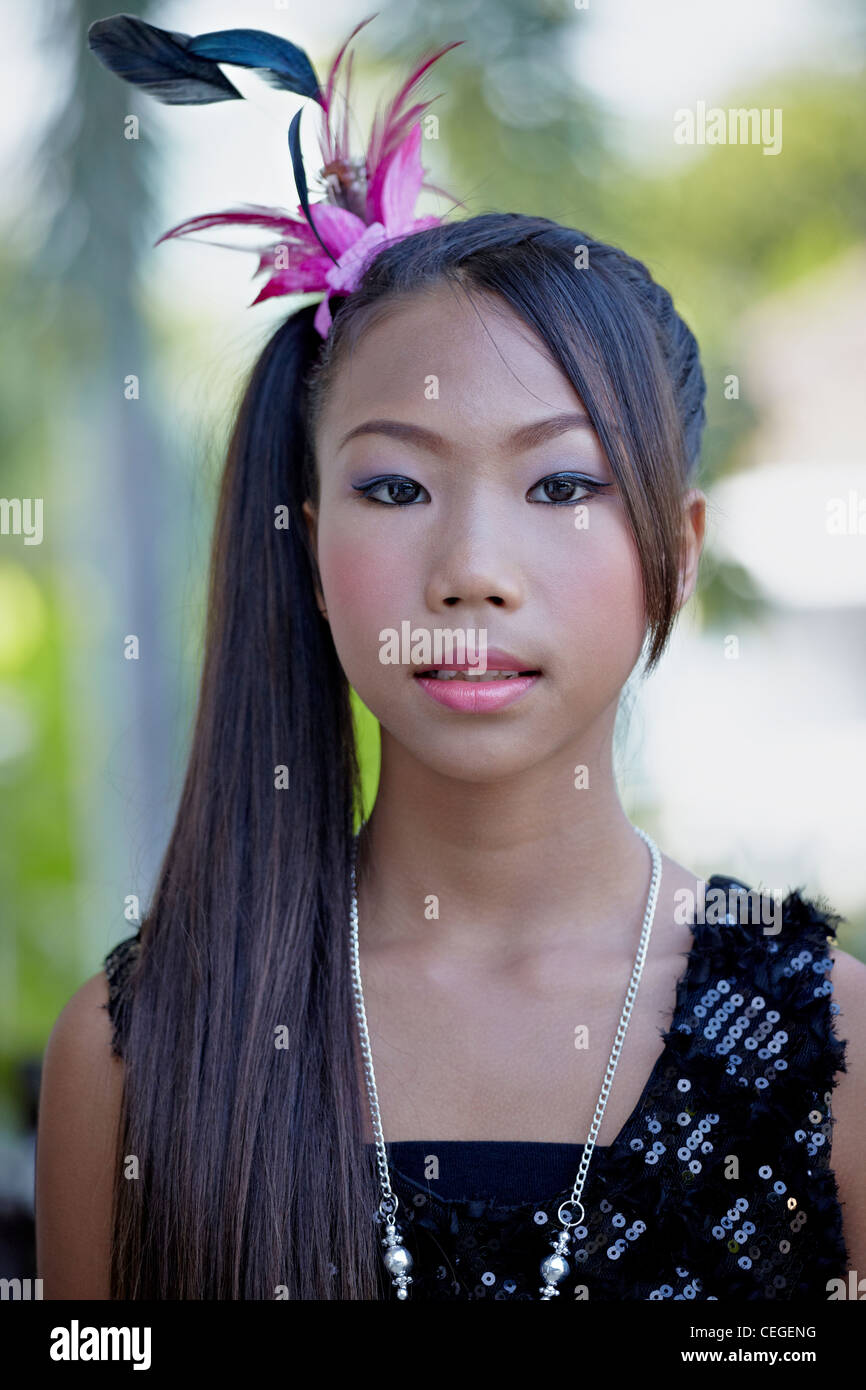 Kind Make-up. 10 Jahre alte Thai Girl mit Gesicht Make-up und Hair Styling für Schule Pageant. Südostasien Stockfoto