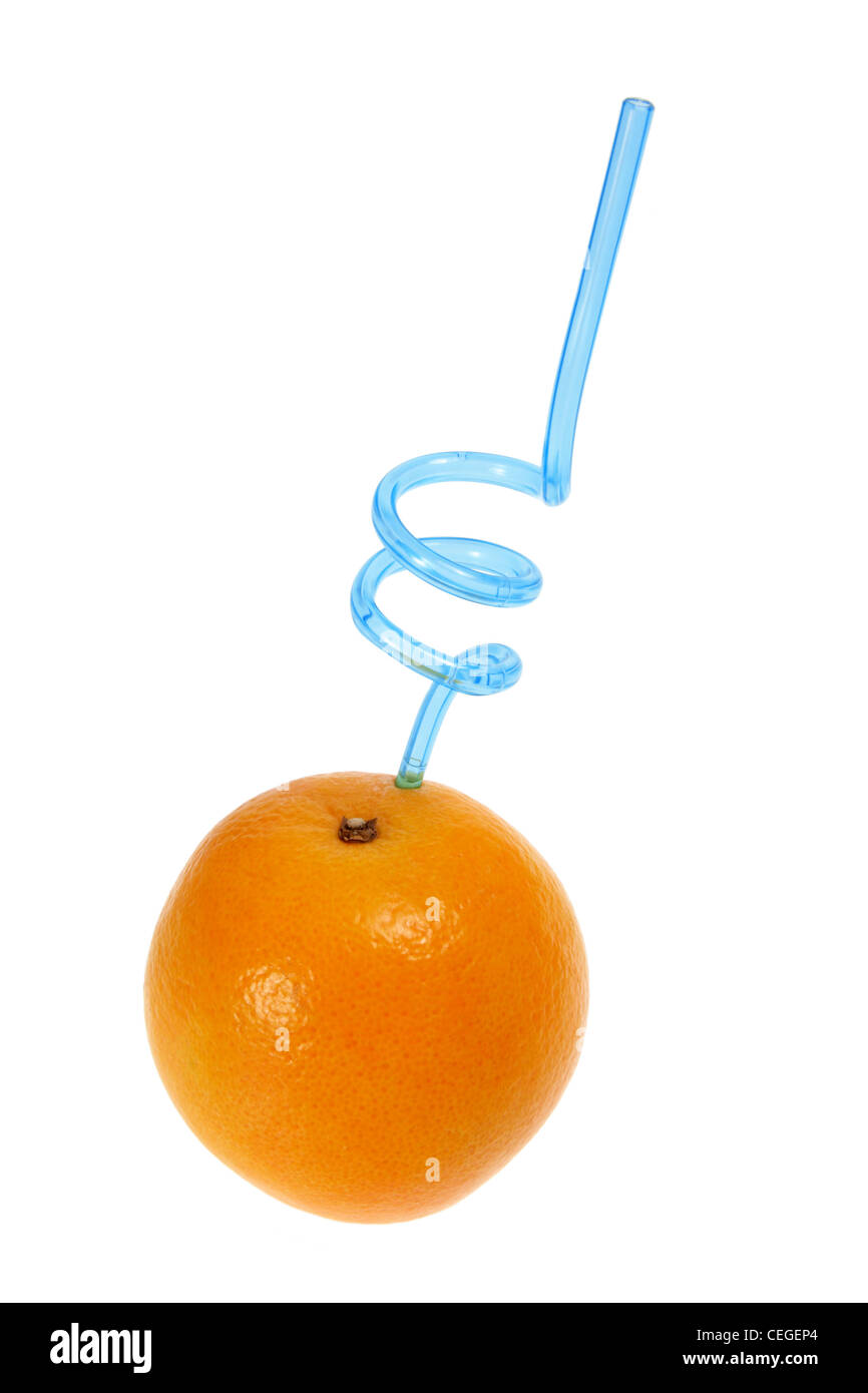 Orange mit Strohhalm trinken Stockfoto