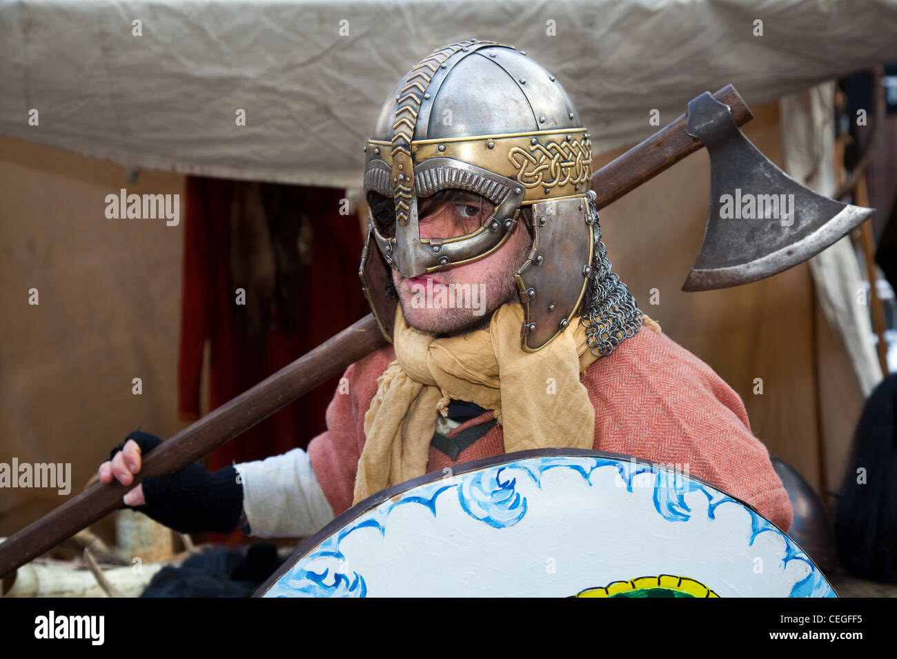 Jason (MR) bewaffneter Wikinger-Reenaktor mit Metallhelm von Chieftain Beowulf; Waffenschwert, Axt und Schild beim jährlichen JORVIK Festival 27. in York, Stockfoto