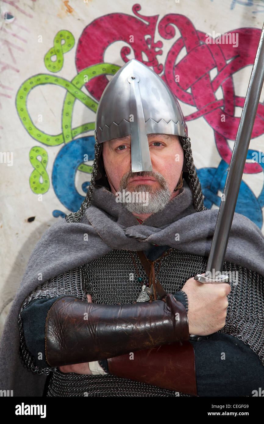 Viking Schwertkämpfer re-Enactor tragen Helm mit nasal Protector und Schwert an der 27. jährlichen JORVIK Festival in York, Großbritannien Stockfoto