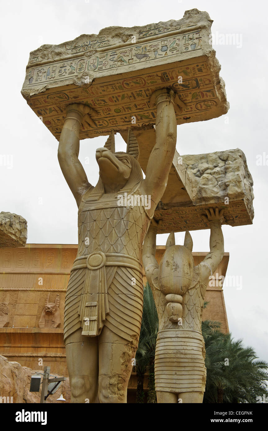 Riesige Anubis Statuen, Altägypten, Universal Studios Singapur. Stockfoto