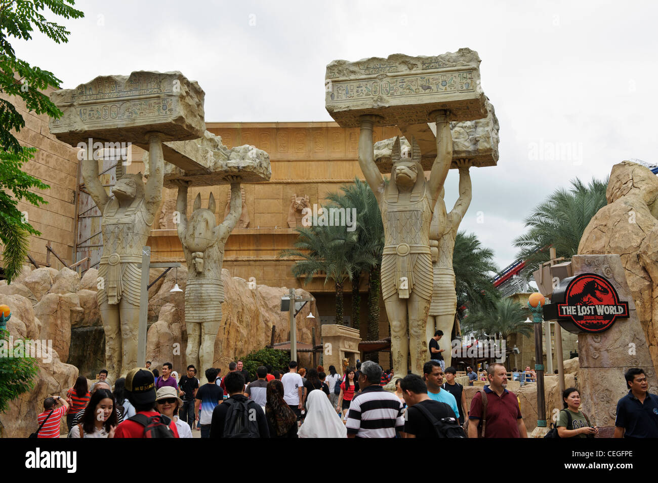 Riesige Anubis Statuen, Altägypten, Universal Studios Singapur. Stockfoto