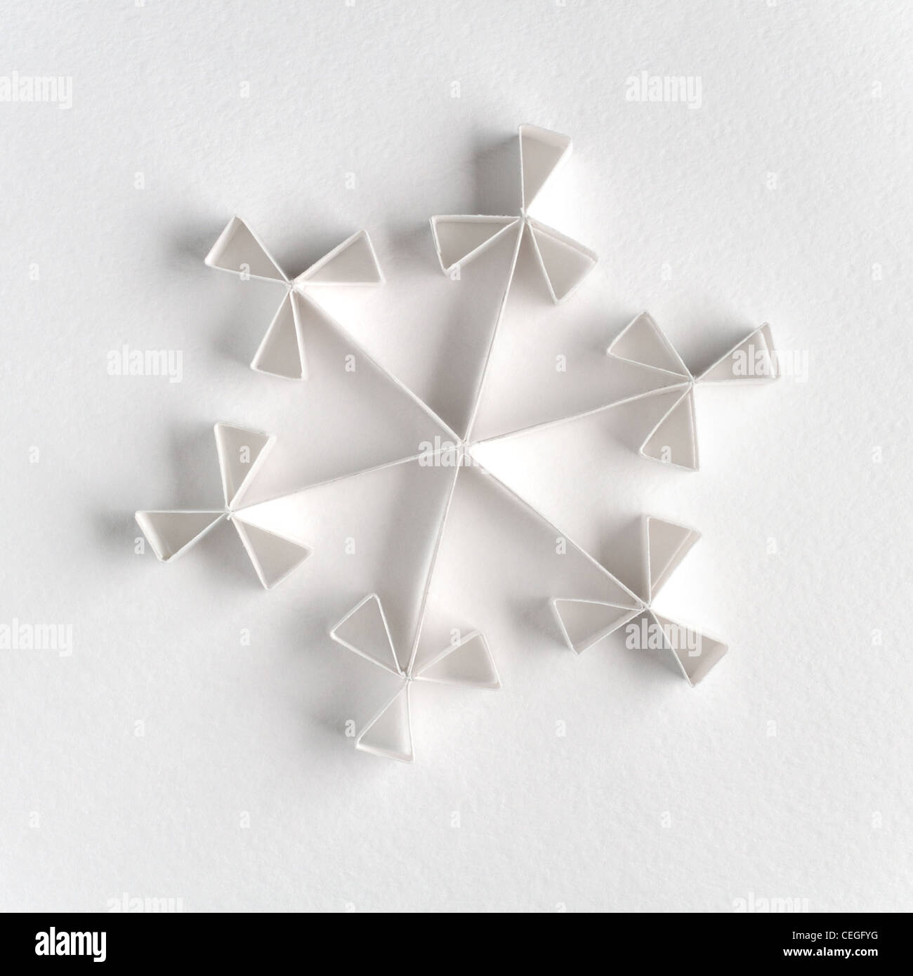 Schneeflocke Papier auf weißem Hintergrund Stockfoto