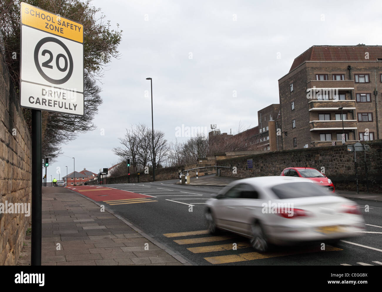 Ein Auto beschleunigt vorbei ein 20 km/h Höchstgeschwindigkeit Zeichen North Shields Nordostengland, UK Stockfoto