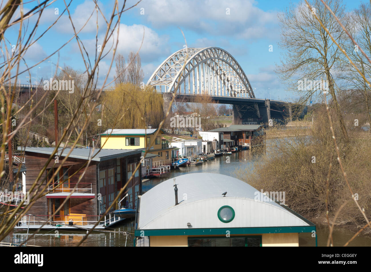Hausboote, neben der Brücke über den Fluss Waal bei Nijmegen Stockfoto