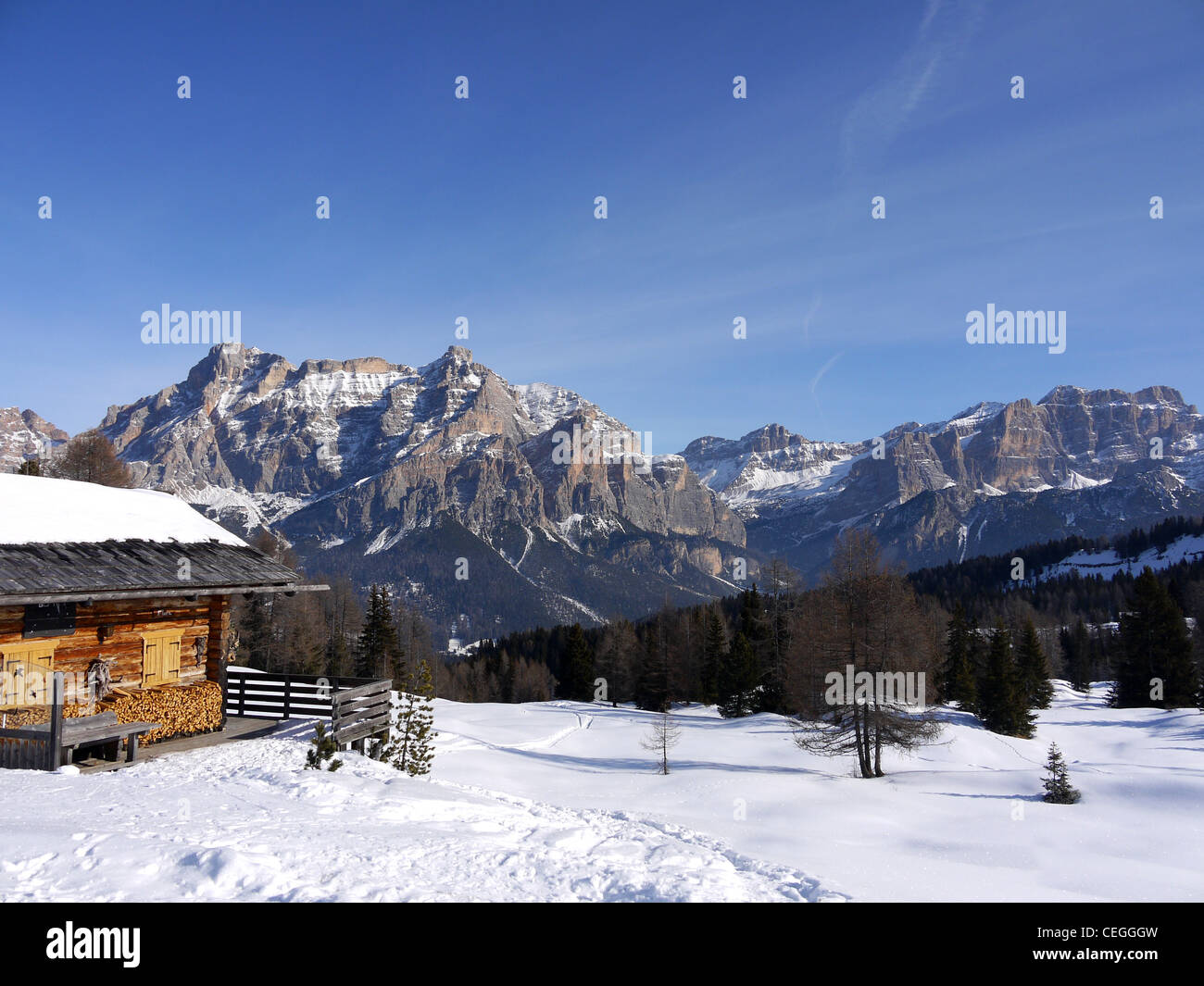 Holzchalet auf der Skipiste in der Nähe von San Cassiano und Corvara n Dolomiten, Italien Stockfoto
