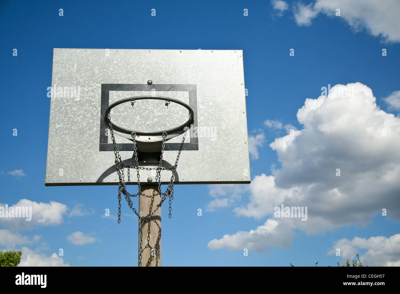 Basketballkorb mit gebrochene Kette Netto Stockfoto