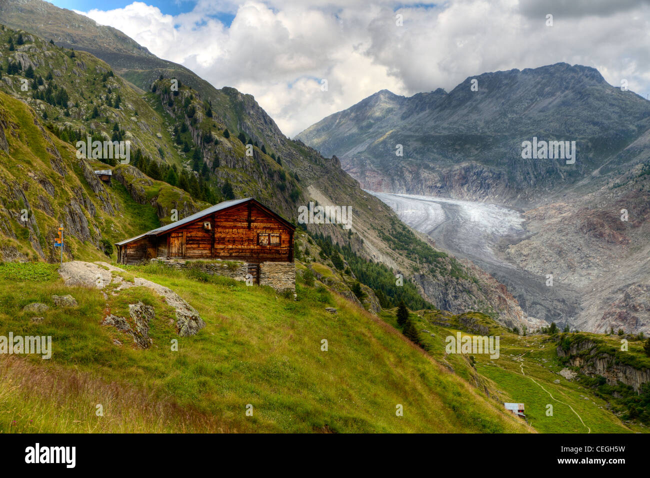 Holzhütte vor Aletsch-Gletscher-Tal, Schweiz Stockfoto