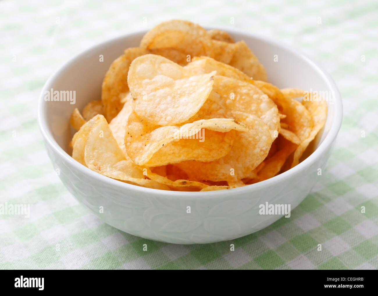 Kartoffel-Chips in einer Schüssel außerhalb Stockfoto