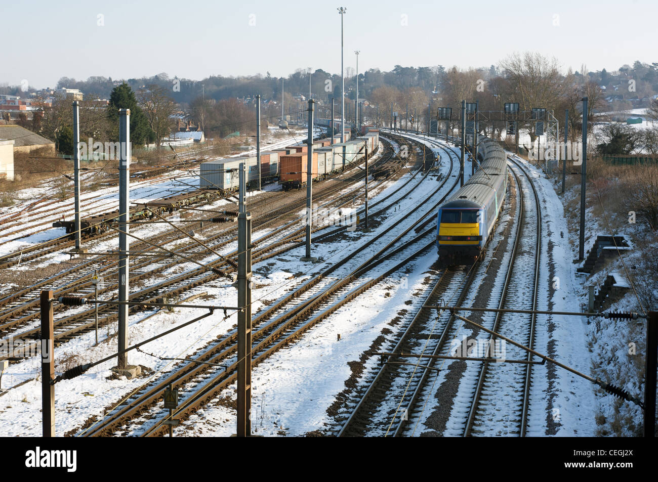 Personenzug Richtung nahenden Ipswich auf der Norwich nach London Hauptstrecke, Suffolk, UK. Stockfoto