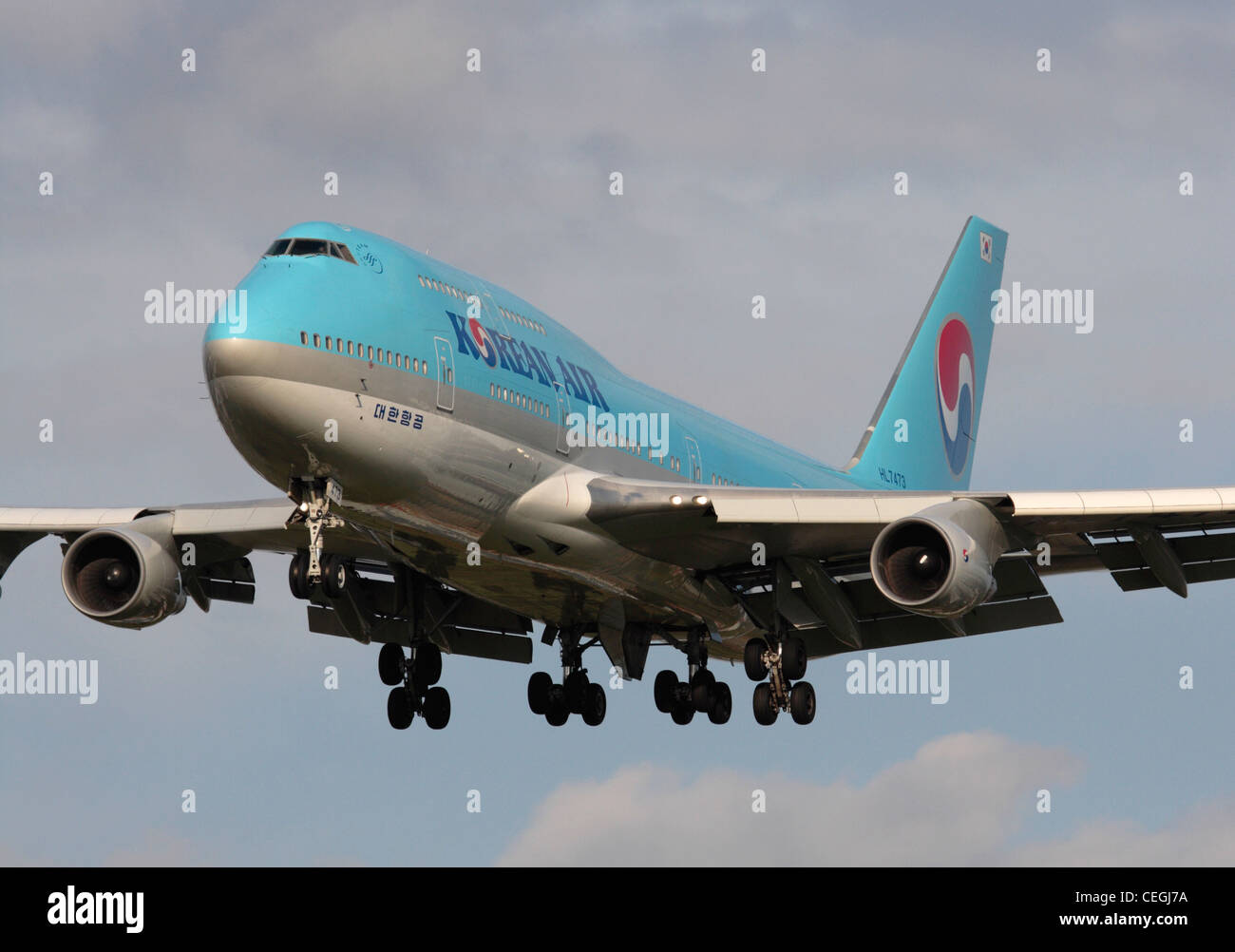 Kommerziellen Luftverkehr. Nahaufnahme von Korean Air Boeing 747-400 im Endanflug Stockfoto