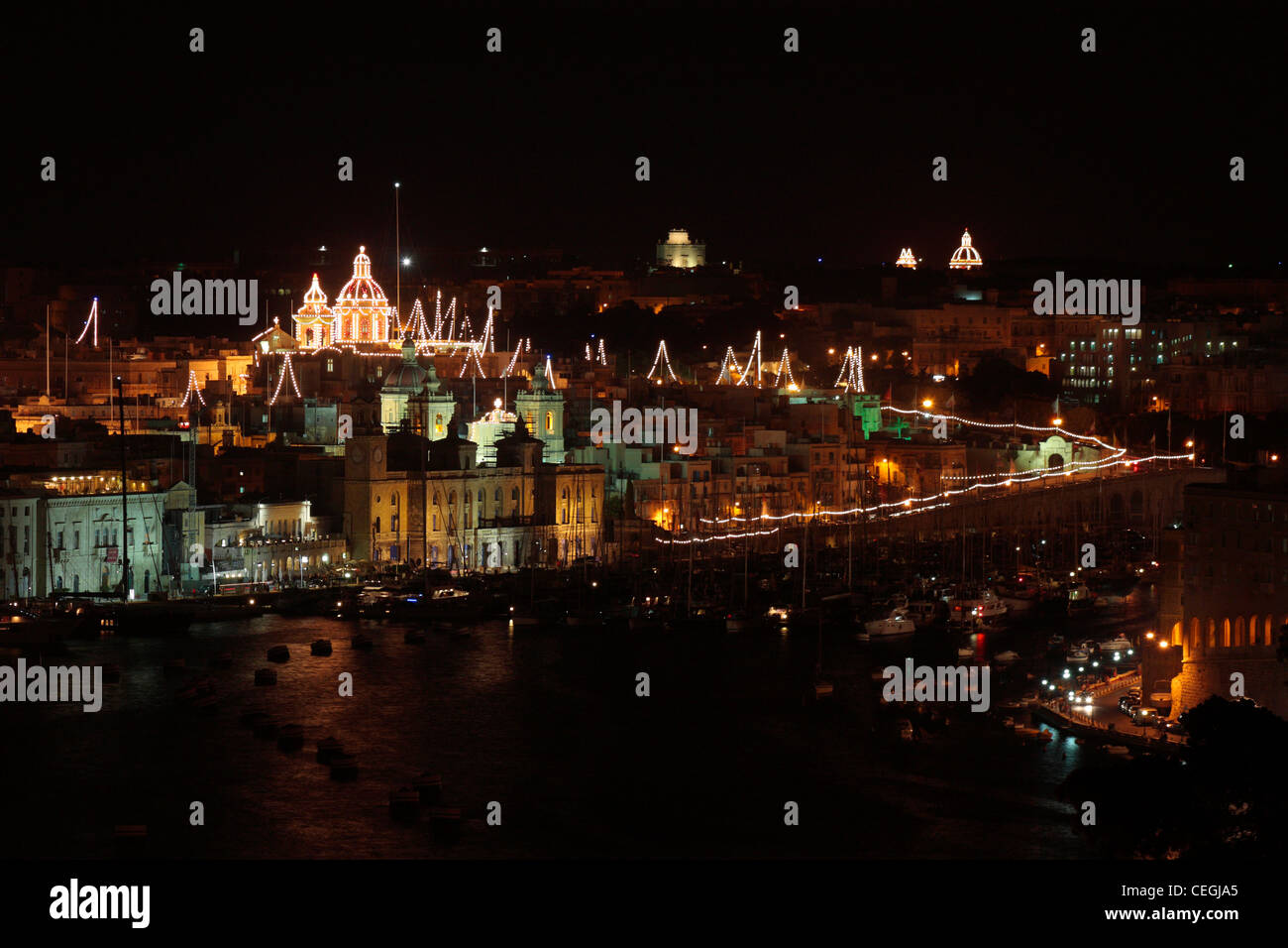 Birgu (auch bekannt als Vittoriosa) in Malta, leuchtet in der Festa Zeit Stockfoto