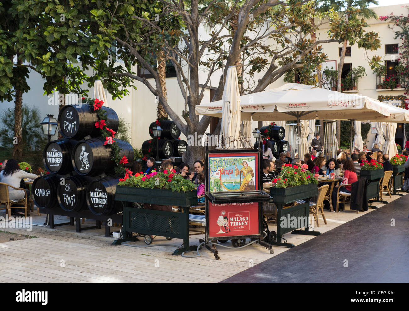 Bodega Bar, El Pimpi, Malaga, Costa Del Sol, Andalusien, Spanien. Kunden, die auf der Terrasse im Freien speisen. Stockfoto