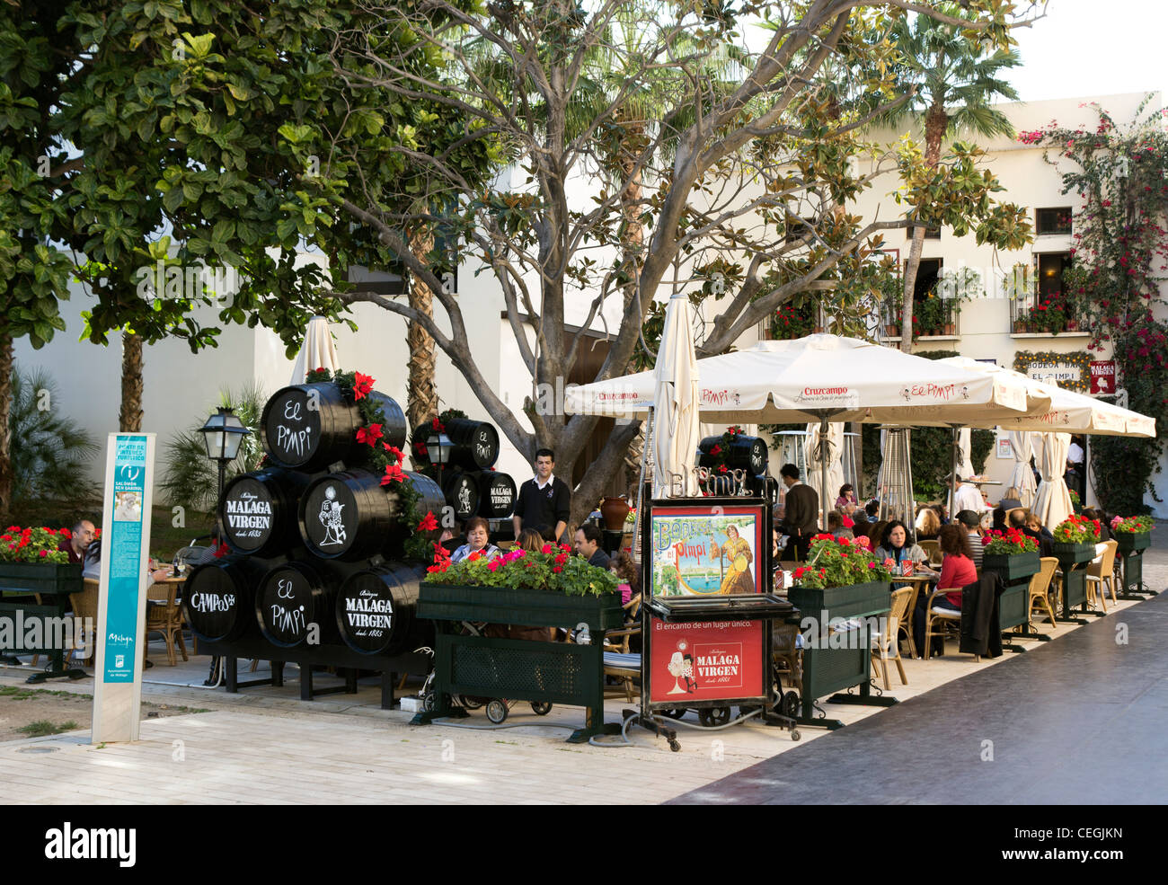 Bodega Bar, El Pimpi, Malaga, Costa Del Sol, Andalusien, Spanien. Kunden, die auf der Terrasse im Freien speisen. Stockfoto