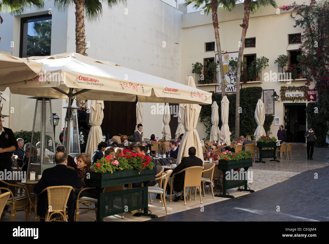 Bodega Bar, El Pimpi, Malaga, Costa Del Sol, Andalusien, Spanien. Kunden, die auf der Terrasse im Freien speisen. Stockfoto