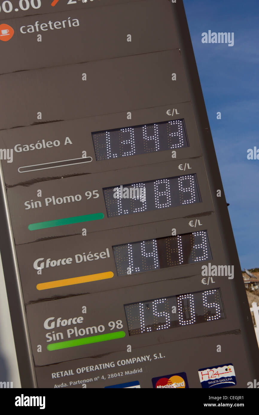 Benzin und Diesel Preise auf dem Display an spanischen Tankstelle. Stockfoto