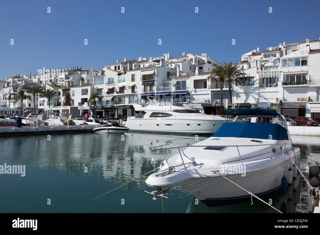 Luxus-Yachten vertäut am El Puerto José Banús, Marbella, Costa Del Sol, Andalusien, Spanien Stockfoto