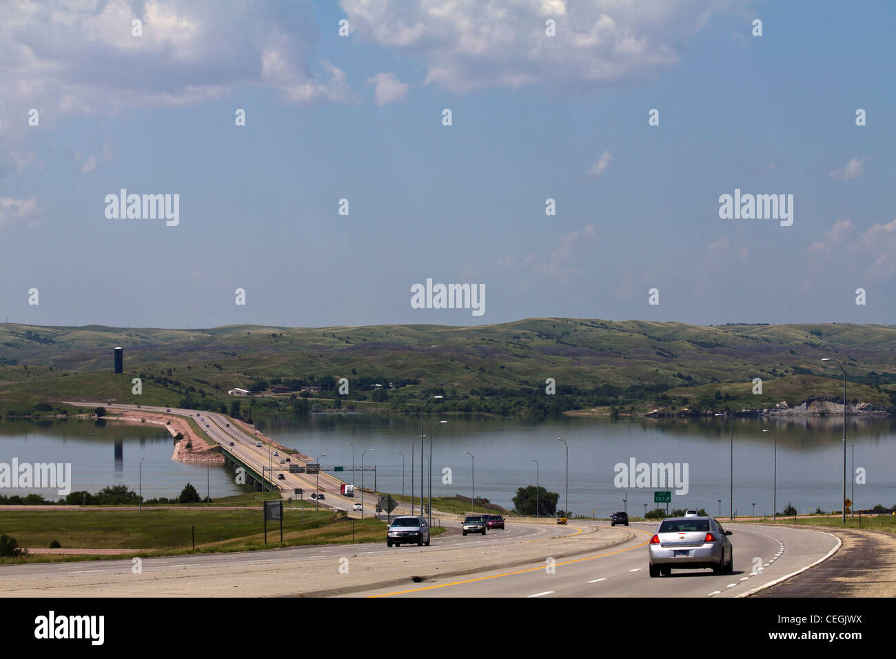 Der Missouri River mit einer Brücke bei Chamberlain South Dakota in den USA USA US Daily Life Lifestyle USA Niemand horizontal Hi-res Stockfoto