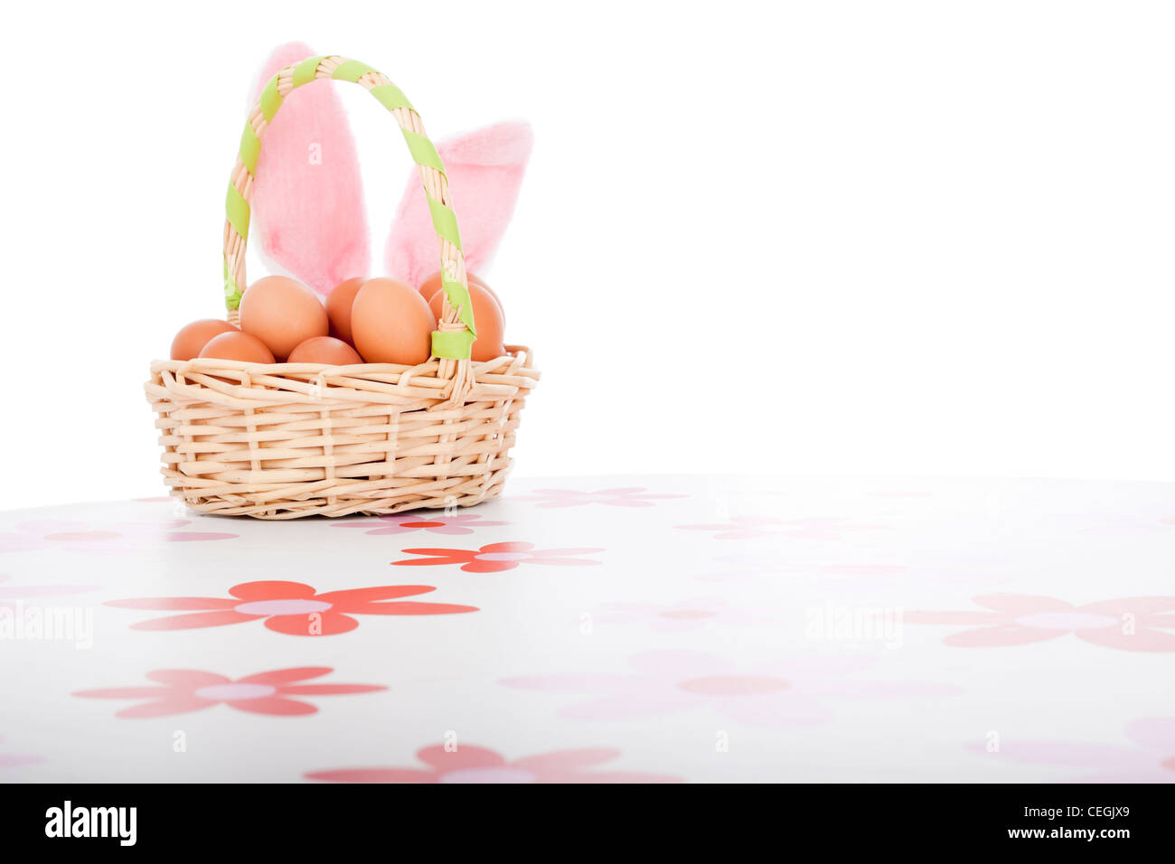 Osterkorb mit Eiern, Dekoration mit Textfreiraum, isoliert auf weißem Hintergrund. Stockfoto