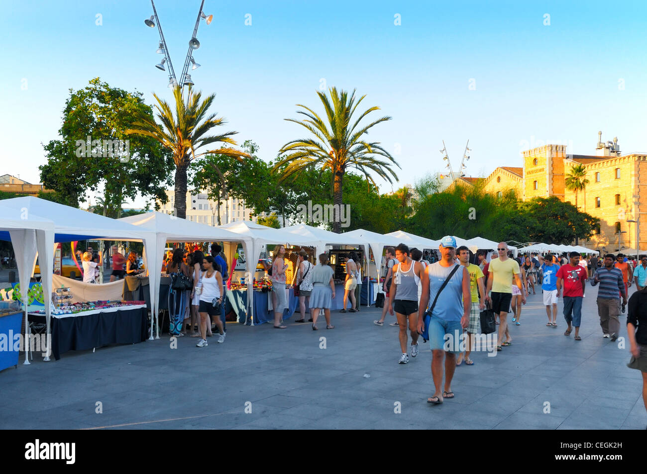 Touristen genießen den kleinen Markt auf der Promenade von Port Vell in Barcelona, Spanien Stockfoto