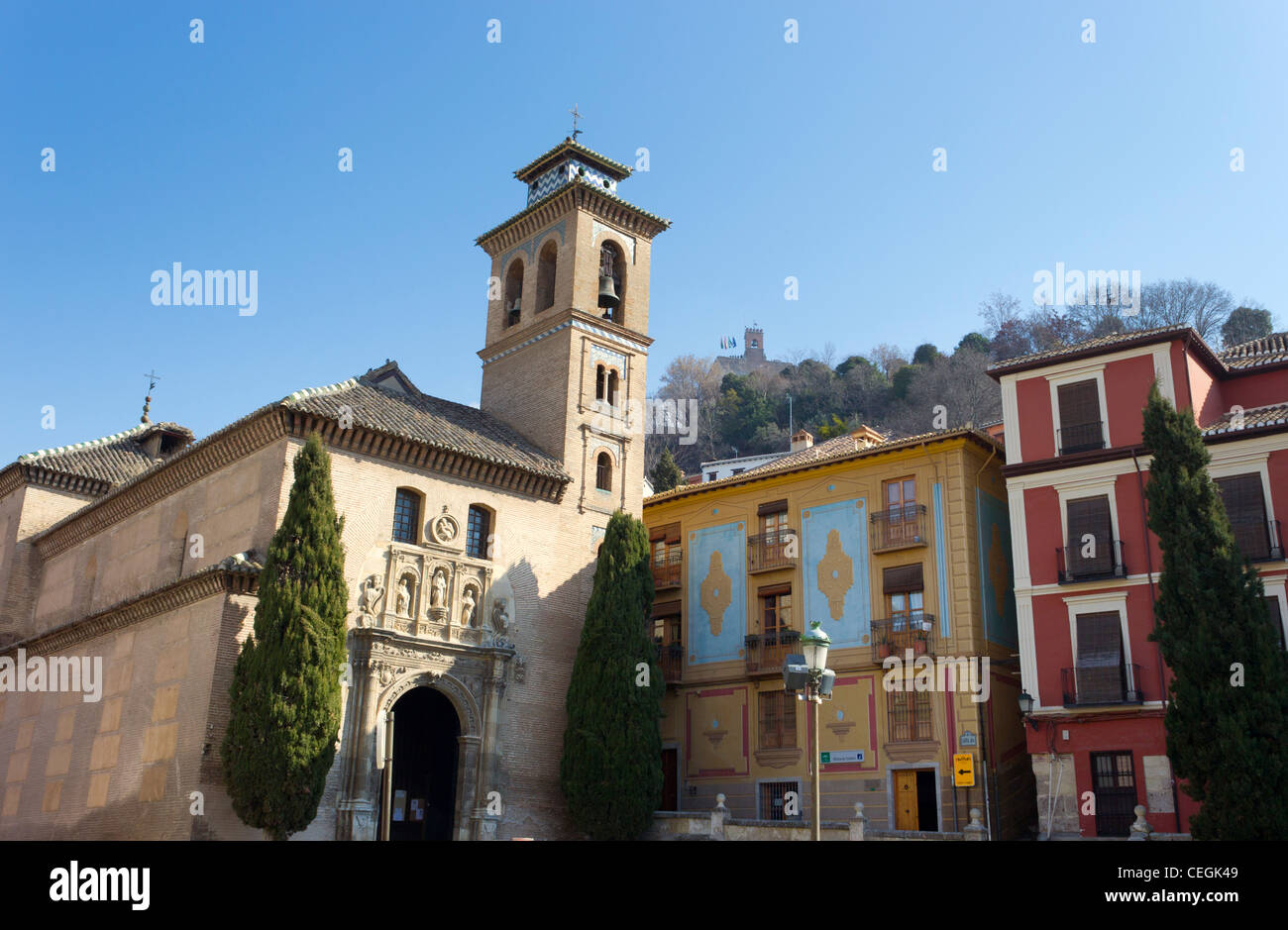 Granada, Andalusien, Spanien. Plaza Santa Ana Iglesia de Santa Ana y San Gil, Alhambra-Palast im Hintergrund. Stockfoto