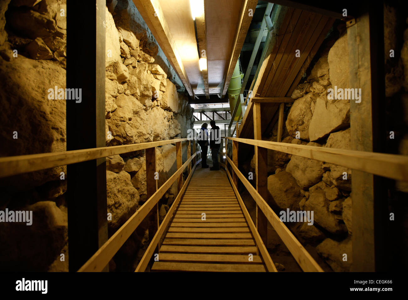 Besucher besichtigen den alten Wasserkanal, den „Warren’s Shaft“ genannt, der nach Charles Warren benannt ist, dem ersten Archäologen, der und ausgegraben hat Entdeckte den alten unterirdischen Hiskia-Tunnel oder den Siloam-Tunnel in IR David oder die Stadt David an der archäologischen Stätte Die spekuliert wird, um den ursprünglichen städtischen Kern des alten Jerusalem in Israel zu bilden Stockfoto