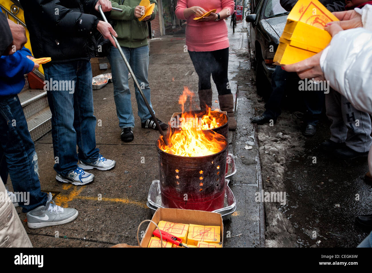 Chinesisch-amerikanischen brennen symbolische Geld für Glück auf den Straßen von New Yorks Chinatown während 2012 Lunar New Year festival Stockfoto