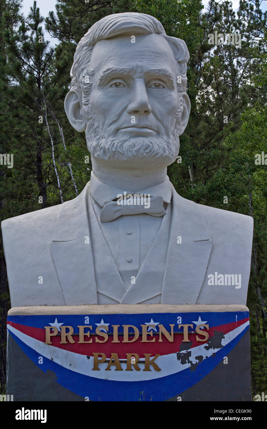 Statue des US-Präsidenten Abraham Lincoln im Presidents Park Lead American Black Hills National Forest South Dakota Symbol in den USA vertikale Hochauflösung Stockfoto