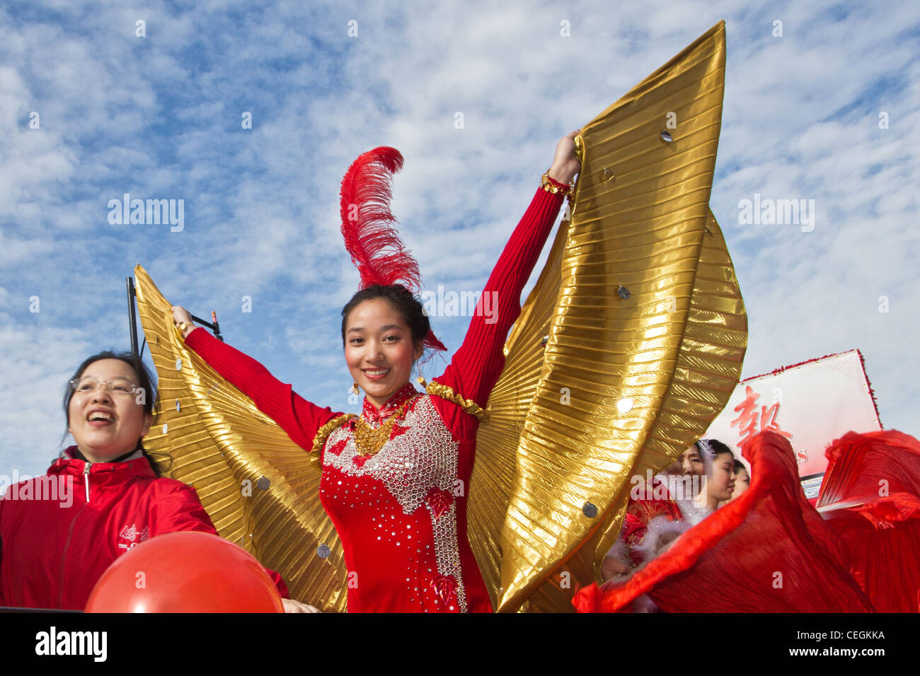 Frauen reiten auf China Press schweben in 2012 chinesischen Lunar New Year Parade in Flushing Stockfoto