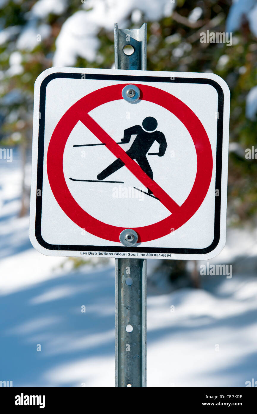 Melden Sie keine Skaten auf eine Langlauf-Loipe. Stockfoto