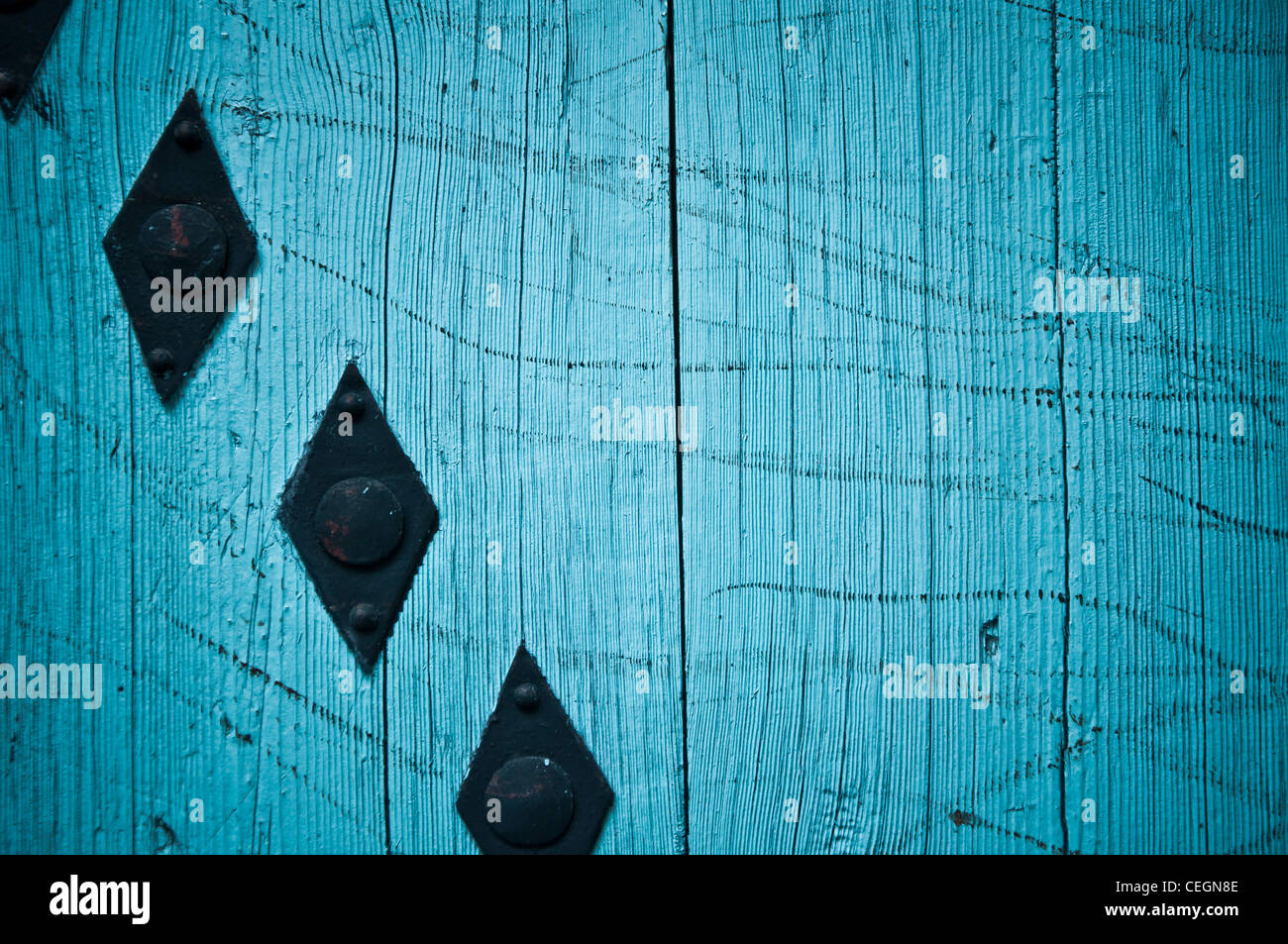 Blaue Textur mit Metallverzierungen einer alten türkischen Tür Stockfoto