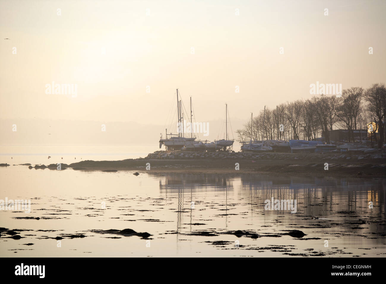 Earling Morgen Blick auf Dalgety Bay-Segel-Club. Stockfoto