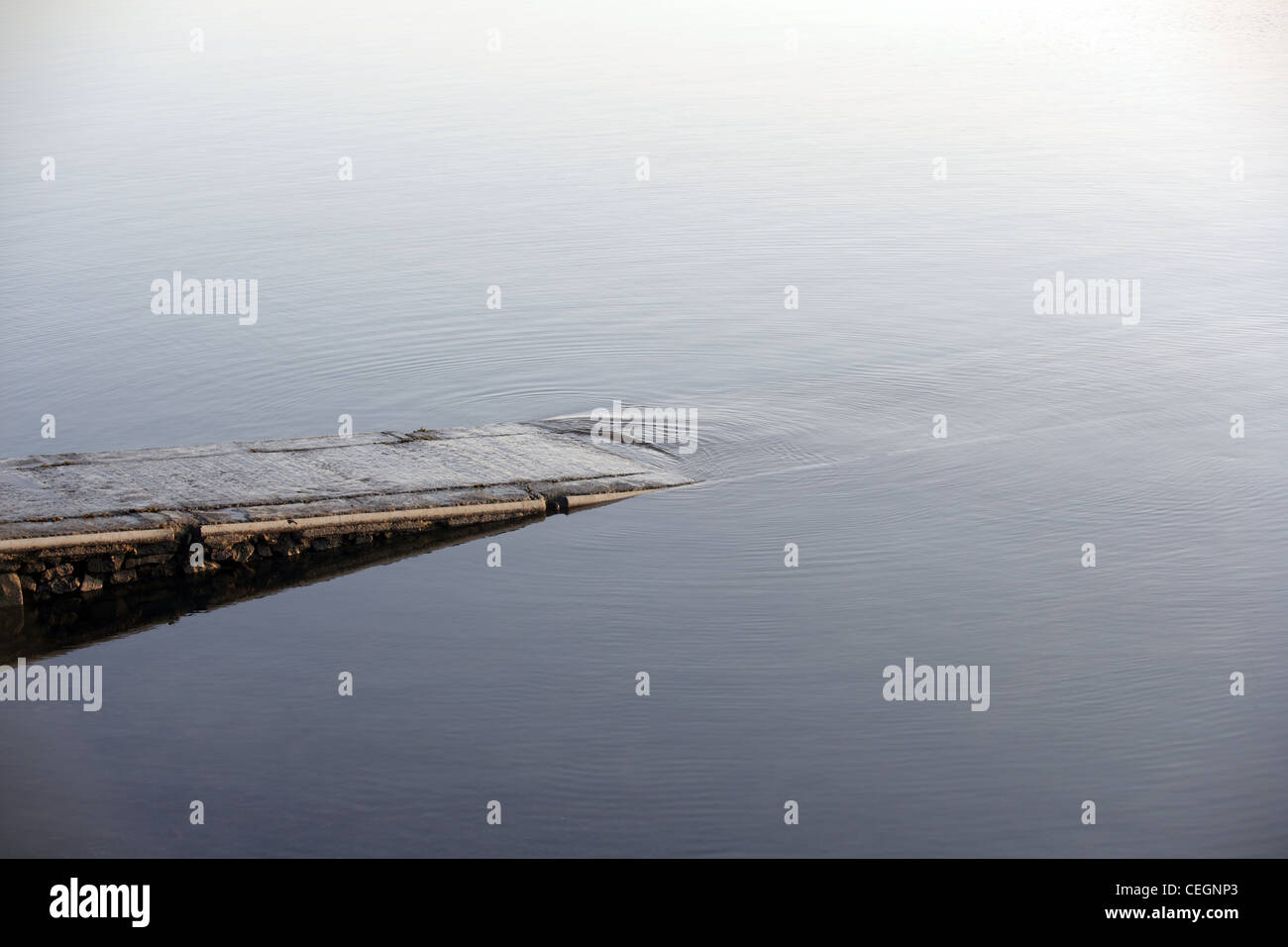 Ruhiges Wasser um eine Slipanlage. Stockfoto