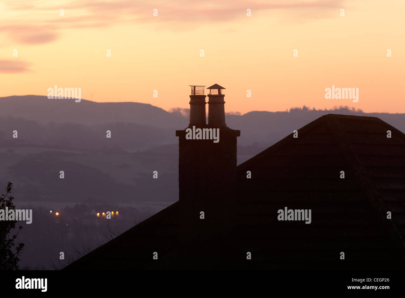 Dach und Schornsteintopf Sonnenaufgang, Schottland, Großbritannien Stockfoto
