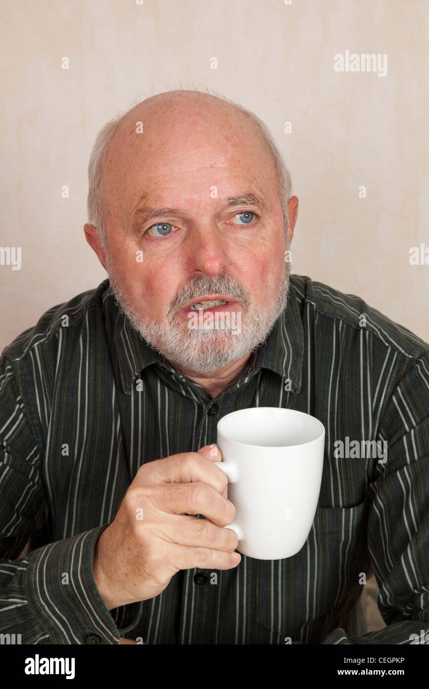 Hände halten eine Kaffeetasse Stockfoto
