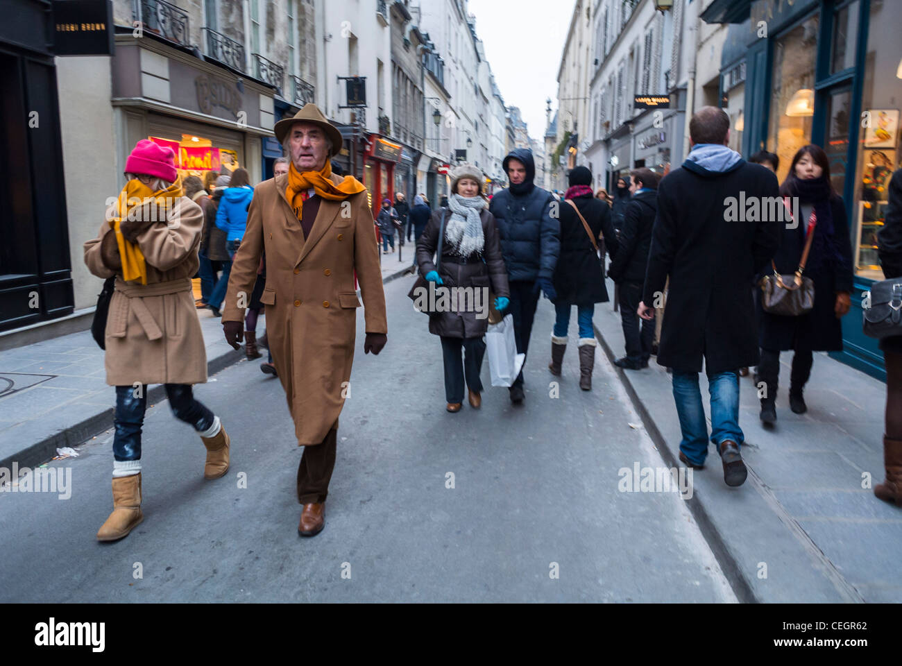 Paris, Frankreich, modische Franzosen im „Le Marais District“, Shopping, Sonntagnachmittag, Pariser Straßenszene, winterlicher Straßenstil, Herrenbekleidung Stockfoto