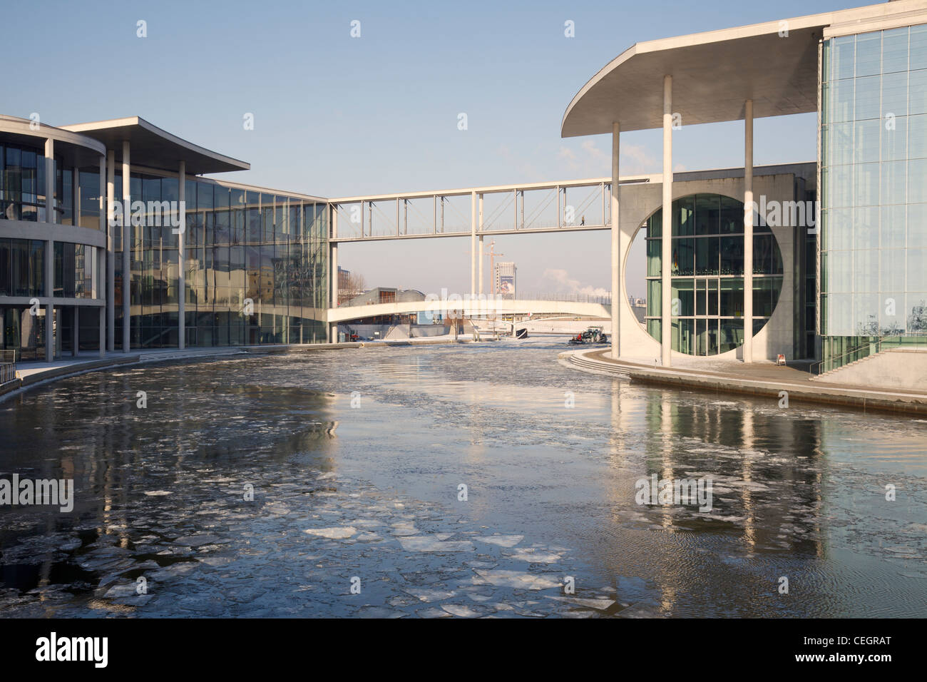 Spree mit Eis und Regierungsviertel, Berlin, Deutschland Stockfoto