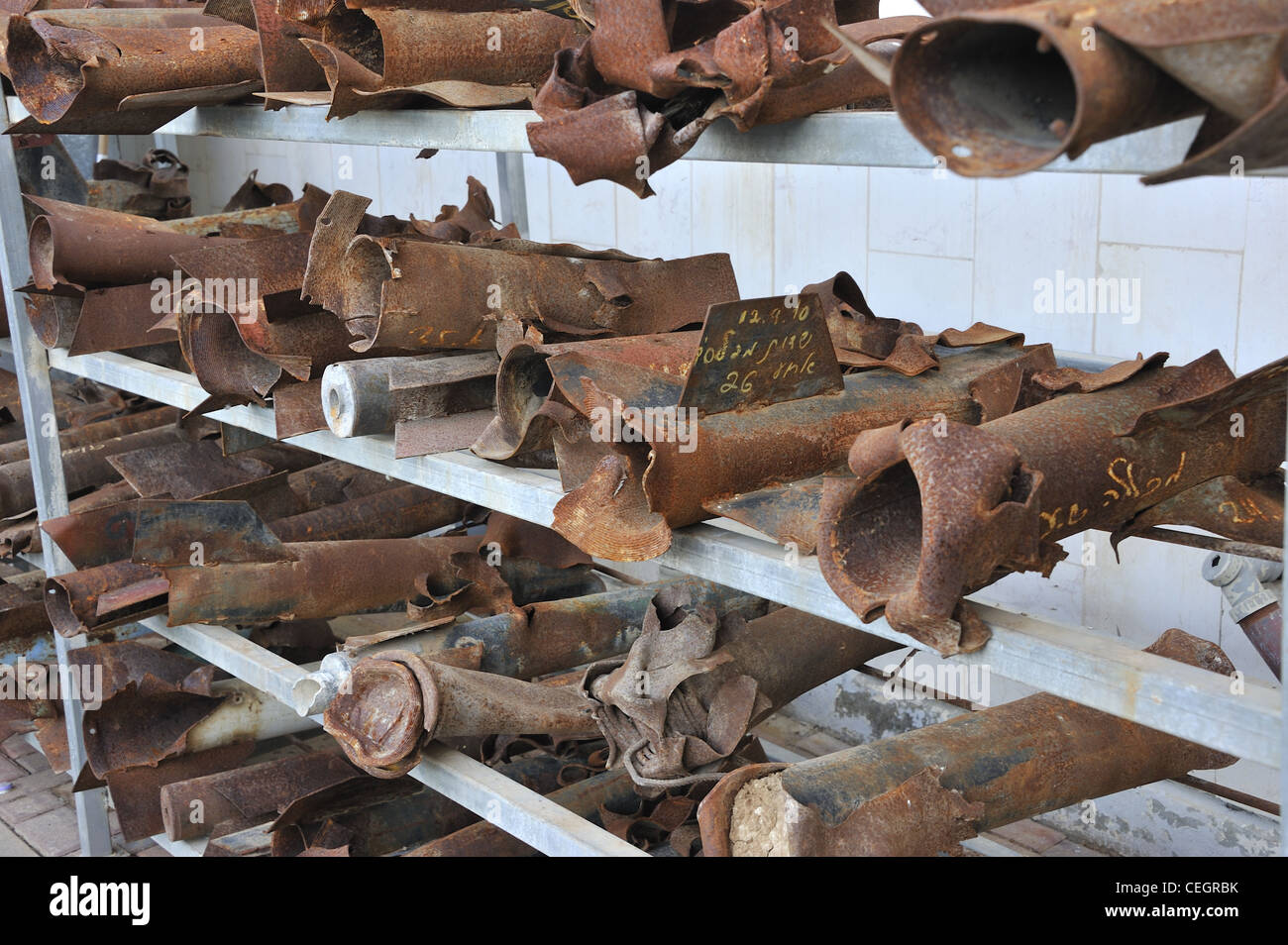 Reste von mehreren Raketen vom Gaza-Streifen in der Stadt Sderot in Israel gesendet Stockfoto