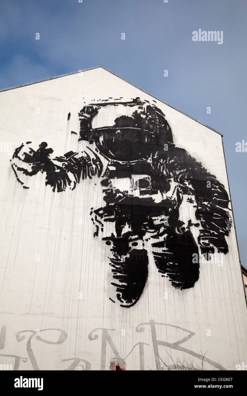Street-Art in Kreuzberg – Astronaut von Victor Ash, Berlin, Deutschland Stockfoto