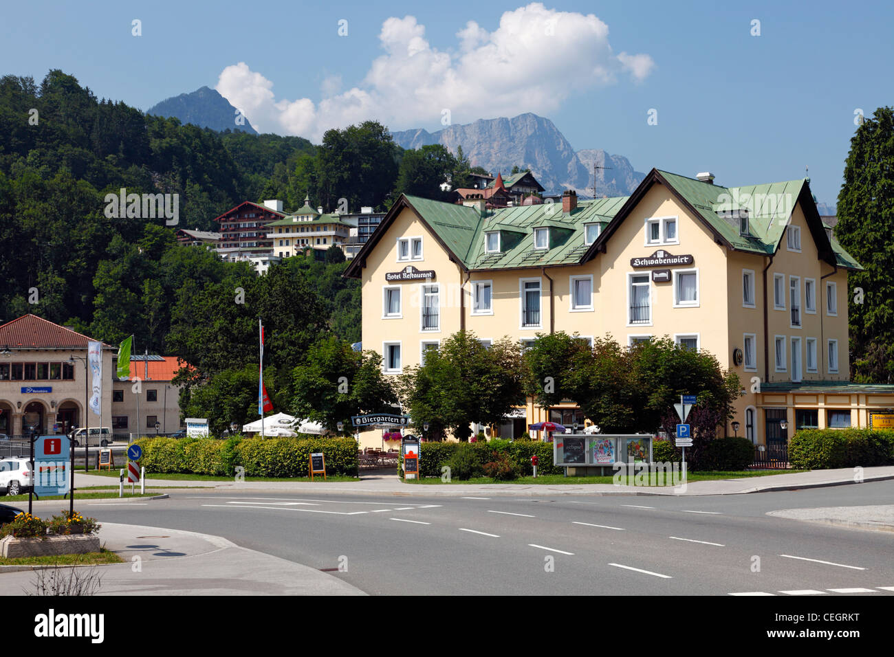 Schwabenwirt Biergarten, Biergarten, im Ortszentrum von bergigen Berchtesgaden, Bayern, Deutschland. Stockfoto