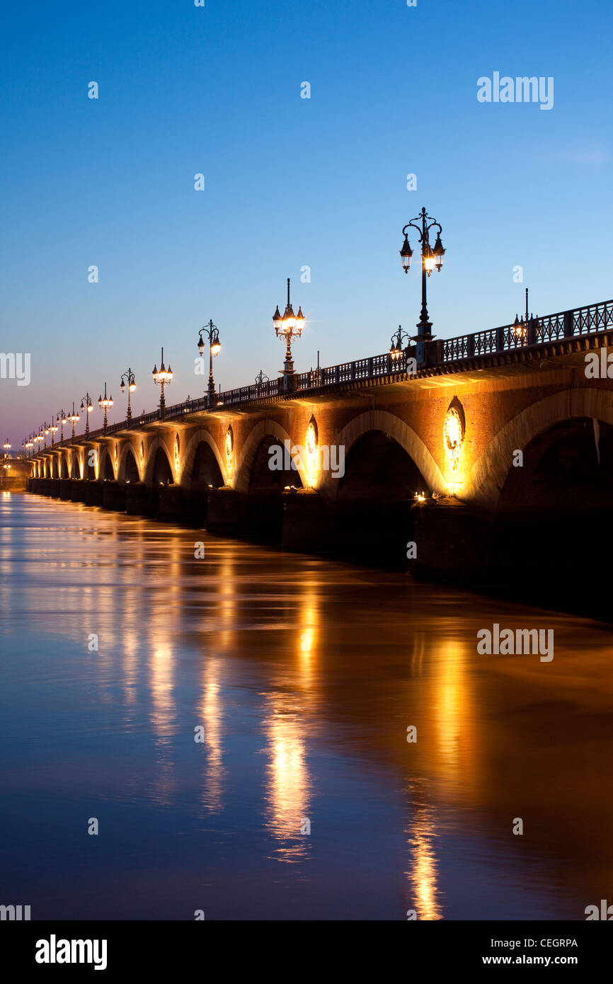 Pont de Pierre Brücke über Fluss La Garonne, Bordeaux, Frankreich. Stockfoto
